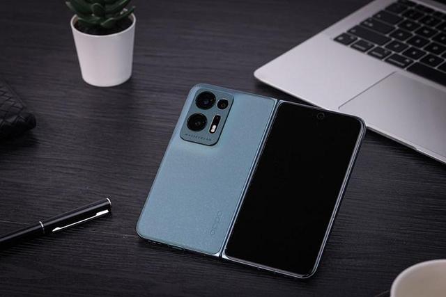 OPPO Find N2 轻巧机身，刷新折叠大屏体验
